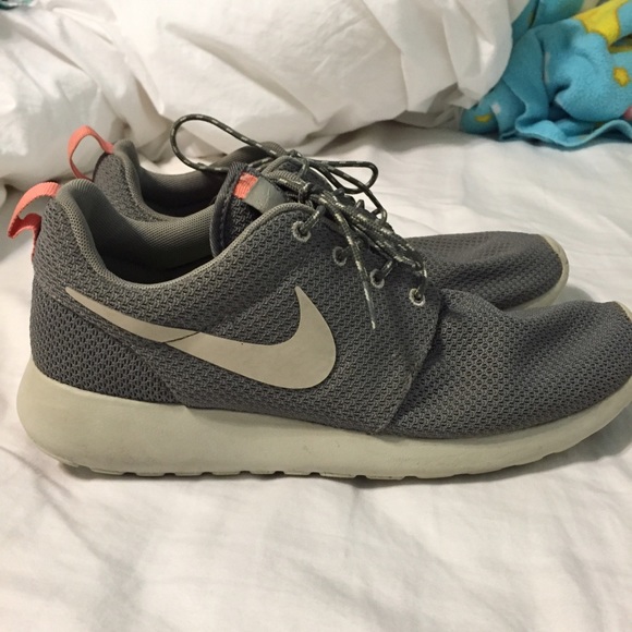 Grey and Coral Nike Roshe Runs - Picture 2 of 4