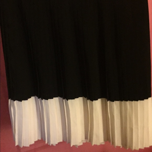 SOLD LOCALLY - Vince Camuto - Picture 2 of 3