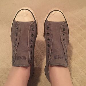 Gray lace less converse tennis shoes