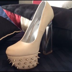 Last Size 10 New White Close Toe Spiked Pumps