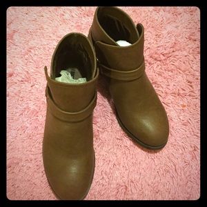 Forever 21 brand new short boots. Brown color.