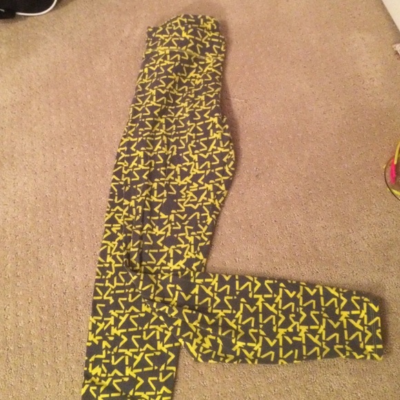 Yello and grey patterned leggings!
