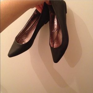 BLACK POINTY FLATS