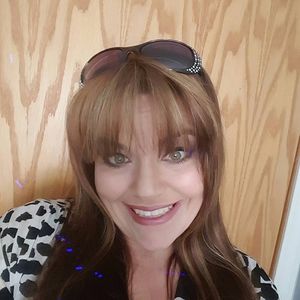 Meet your Posher, Lora