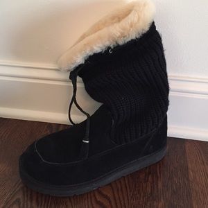 Black uggs boots with knitting in middle. Size 9.