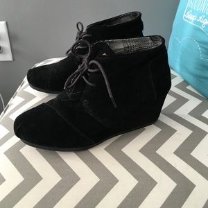 TOMS BLACK SUEDE WOMEN'S DESERT WEDGES Women 9