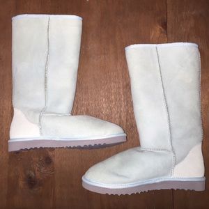 ⛄️PRICE DROP-UGG boots very light blue. Size 9.