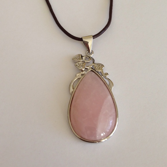 New: Beautiful Rose Quartz Pendant with necklace