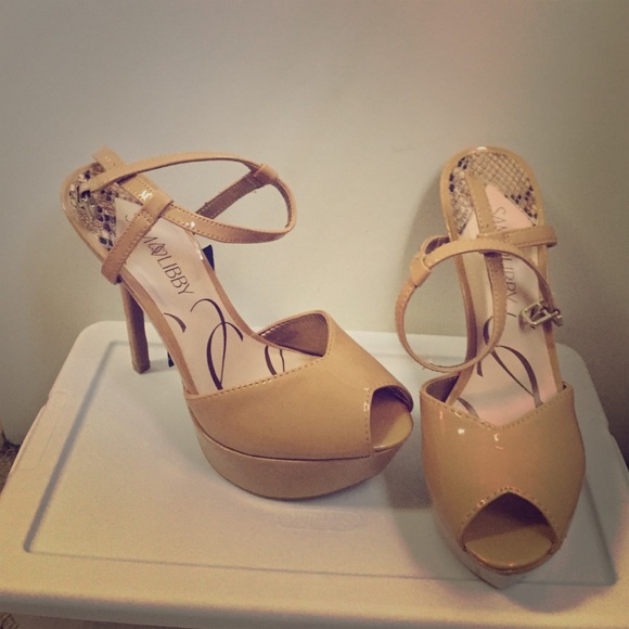 Brand new Nude Pumps