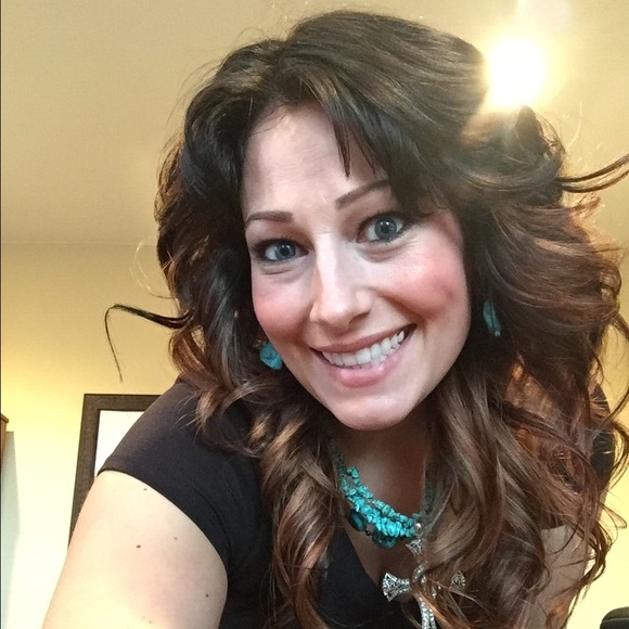 Meet your Posher, Amber - Picture 2 of 4