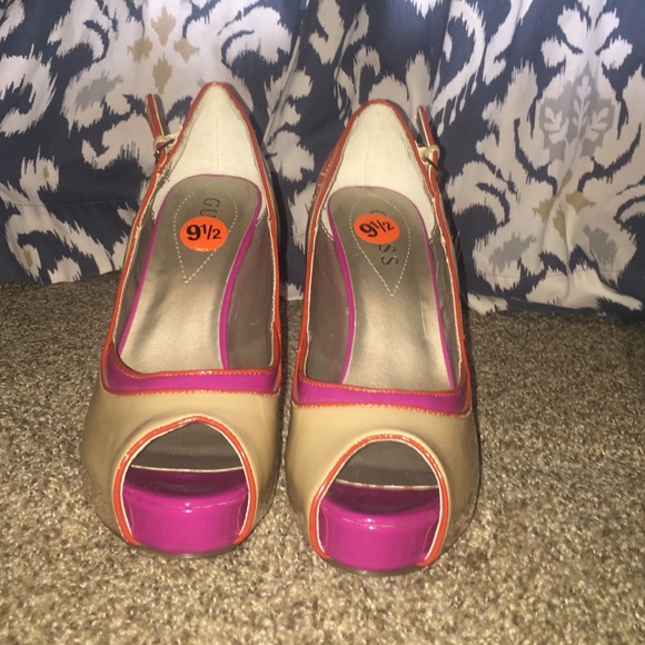Open toe Guess pumps