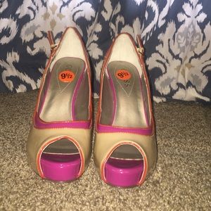 Open toe Guess pumps