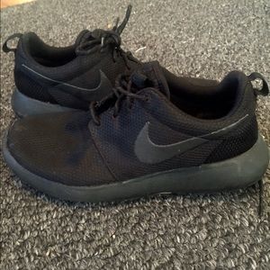 BLACK NIKE ROSHE