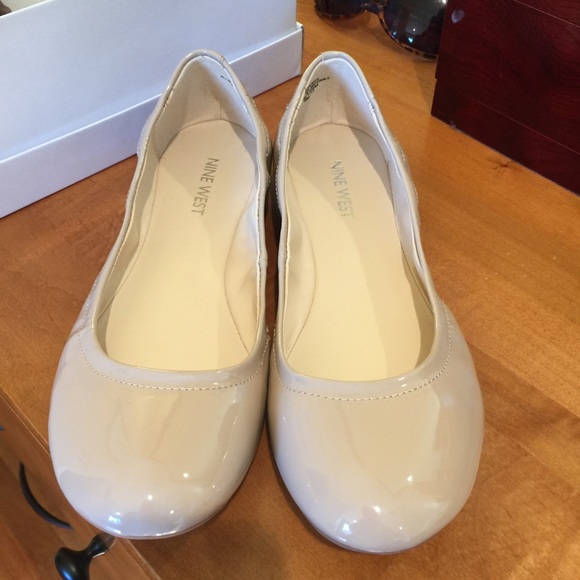 ✨NWT Nine West Nude Ballet Flats✨