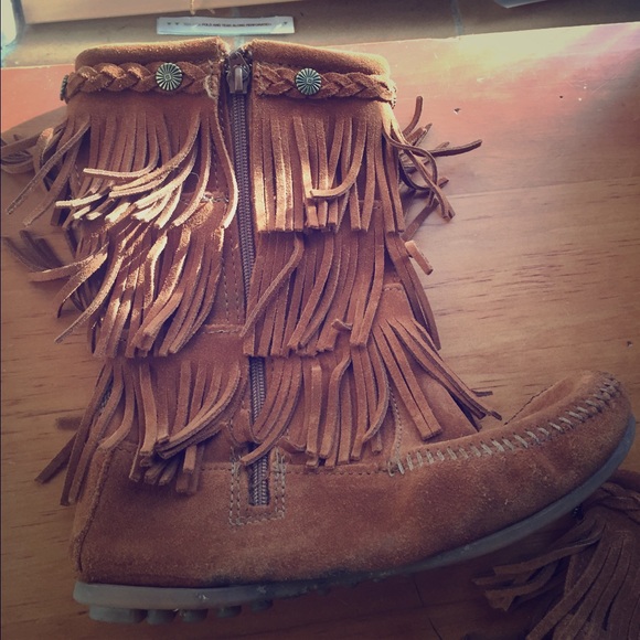 Minnetonka 3 Fringe Boots Size 4