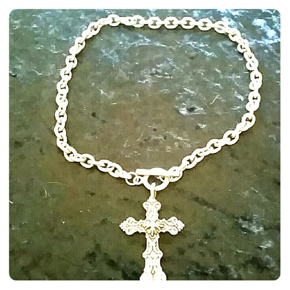 SALE!! Silvertone cross necklace w/ toggle closure