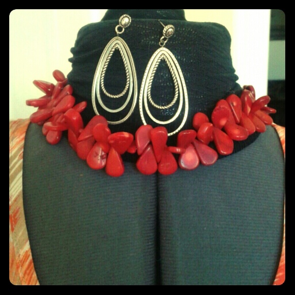Semi-prescious stone necklace in red jasper.
