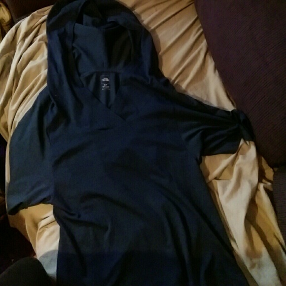 A north face short sleeve hoodie yoga shirt