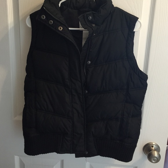 GAP black puffy vest!!