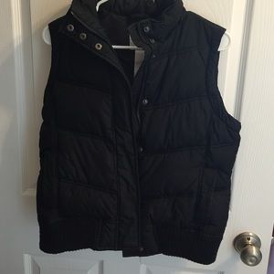 GAP black puffy vest!!