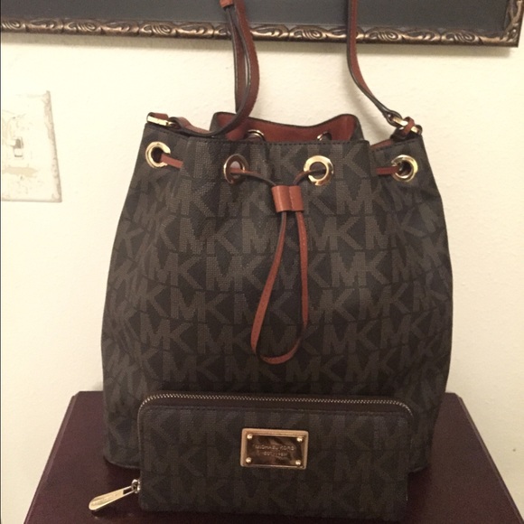 SOLDMichael Kors Handbag SetSOLD - Picture 2 of 2