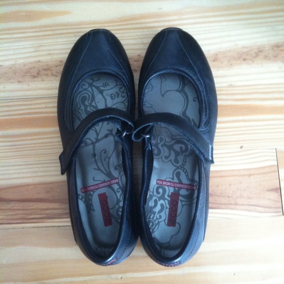 Women Ecco black leather Velcro strap  shoes