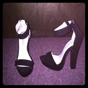 Size 5 brand new Aldo heels.