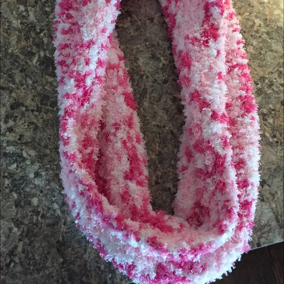 Handmade scarves hats and blankets!! - Picture 2 of 3