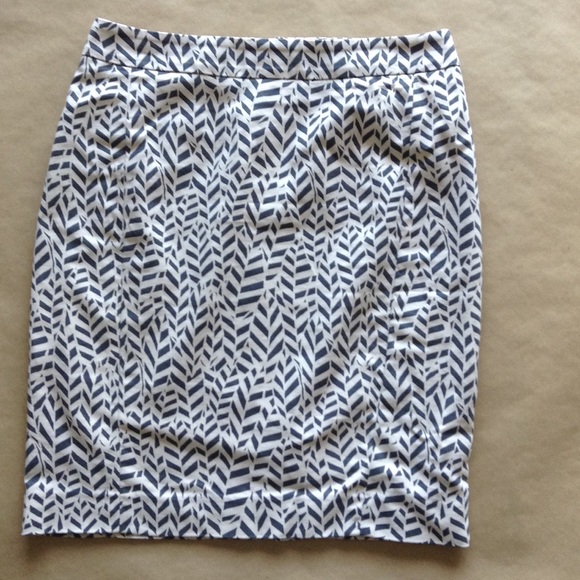 Petite LOFT pencil skirt printed, cream and gray