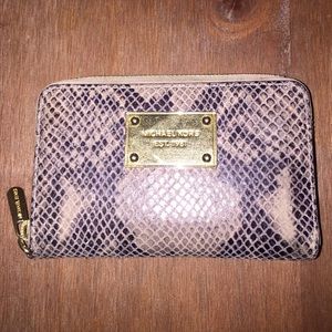 🎯PRICE DROP📱Michael Kors iPhone 5 wallet.