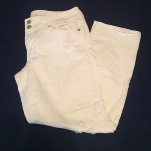 White American Eagle jean Capris