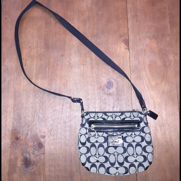 🎙PRICE DROP!🎙Coach body bag in black & gray.⚫️⚪️