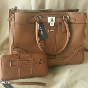 Guess Greyson status carry all w/ matching wallet