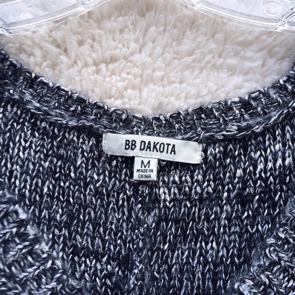 UO metallic sequin v-neck sweater - Picture 4 of 4