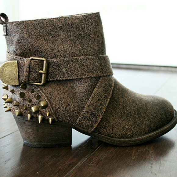 NEW 🎉 SPIKE HEEL ANKLE BOOT