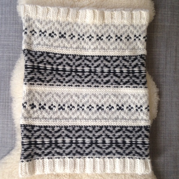 SOLD / Gap Infinity Knit Scarf - Picture 2 of 4