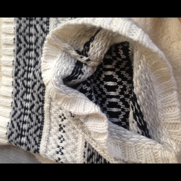 SOLD / Gap Infinity Knit Scarf - Picture 4 of 4