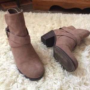 BCBGeneration smoke taupe size 9