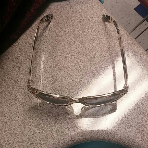 Sun glasses - Picture 3 of 3