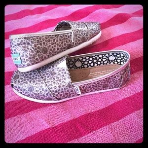Brand New Silver sequenced Toms🌟