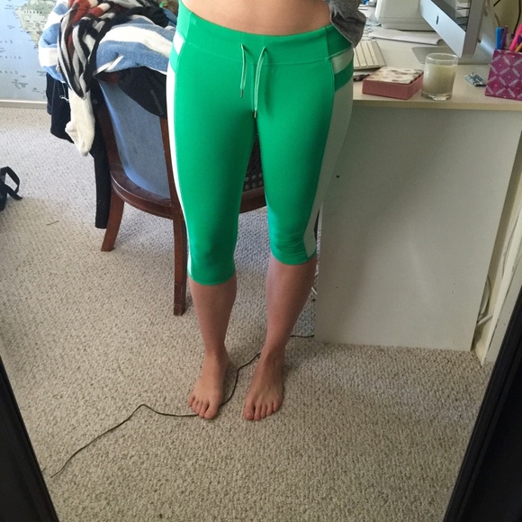 SOLD** Lululemon green cropped leggings - Picture 3 of 4