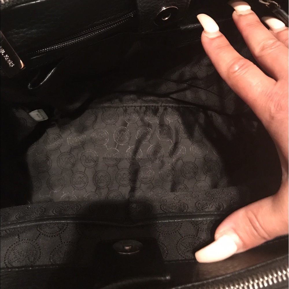 MICHAEL KHORS 575$ W/ 100$ KEY CHAIN!! 👍 - Picture 5 of 6