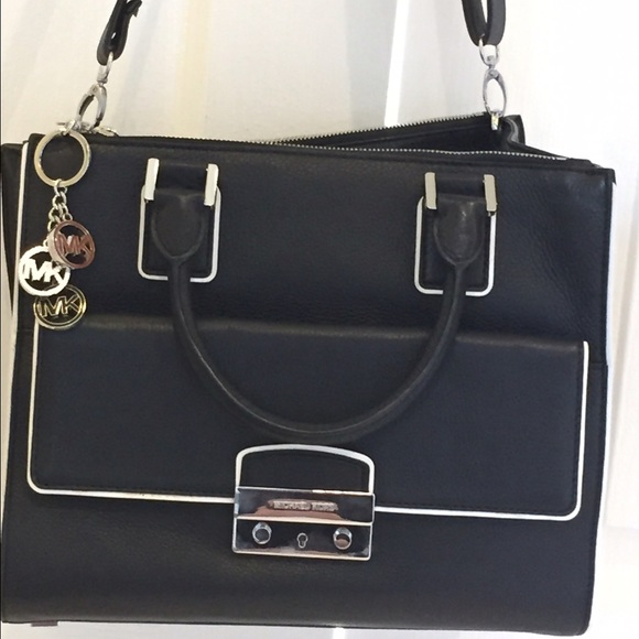 MICHAEL KHORS 575$ W/ 100$ KEY CHAIN!! 👍 - Picture 4 of 6