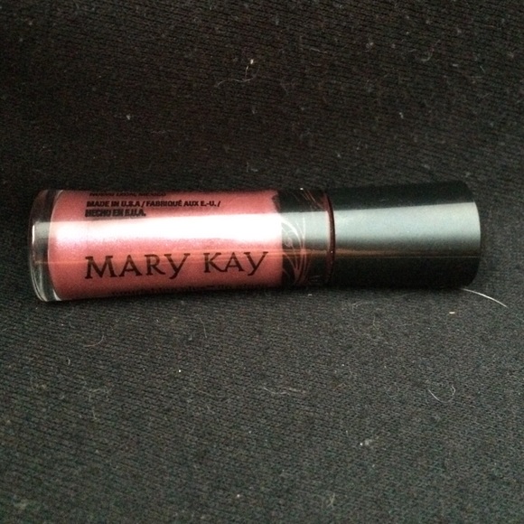 Mary Kay nourishine plus lip gloss: Berry Tart