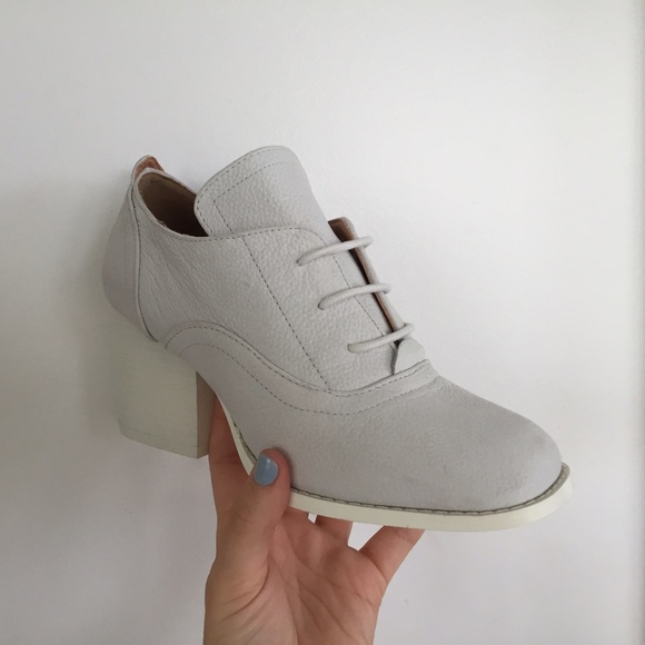 URBAN OUTFITTERS WHITE OXFORDS WITH BLOCK HEEL