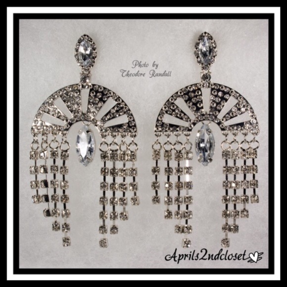 ❗SOLD SOLD ️1-HOUR SALE❗️BCBG Statement Earrings - Picture 4 of 4