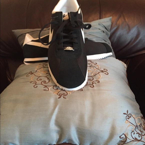 Men's size 12 Classic Nike's in Black & White