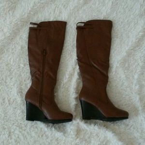 Brown wedge boot