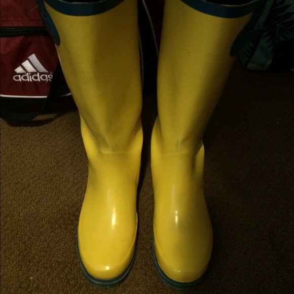 Yellow rain boots - Picture 2 of 3