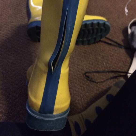 Yellow rain boots - Picture 3 of 3